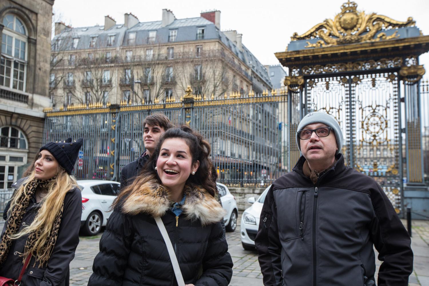 <a href='http://mp4j.vivendaoriente.com'>博彩网址大全</a> French Professor Pascal Rollet leads students on a study tour in Paris.